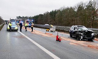 Vermutlich aufgrund eines medizinischen Notfalls des Fahrers fuhr der Nissan auf der A 33 unter den Anhänger eines Muldenkippers. - Ralph Meyer