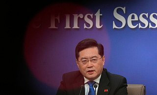 Chinas neuer Außenminister Qin Gang reagiert bei seiner ersten Pressekonferenz auch auf Warnungen aus den USA und Europa an China, Waffen an Russland zu liefern. - Mark Schiefelbein/AP