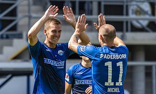 Uwe Hünemeier (r.) und Sven Michel, die sich hier im Testspiel gegen Mönchengladbach über einen Torerfolg freuen, zählen zu den unumstrittenen Führungsspielern des SCP. - imago images/David Inderlied