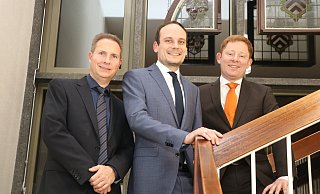 Auf dem Weg nach oben im Rathaus: Philip Kleineberg (Mitte), hier mit dem CDU-Fraktionsvorsitzenden Stefan Böske (l.) und CDU-Stadtverbandschef René Siekmann, will Amtsinhaber Thomas Meyer (SPD) bei der nächsten Wahl ablösen. - Ekkehard Wind