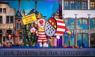 Ein Miniaturkarnevalswagen im Hänneschen-Theater. - Foto: Costa Belibasakis/Festkomitee Kölner Karneval /dpa