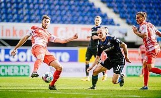 Sven Michel (vorne r.) war auffälligster Akteur einer Paderborner Offensive, die gegen Würzburg nicht gerade auf Hochtouren lief. Hier wird der SCP-Linksaußen allerdings von seinem langjährigen Teamkollegen Christian Strohdiek gestoppt. - Besim Mazhiqi