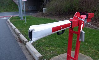 Die Kriminellen demolierten bei ihrer Tat auch eine Schranke, sodass diese zerbrach. - Foto: Polizei Minden-Lübbecke