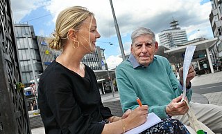 Lutz Röver ärgert sich über den zunehmenden Verkehr in Bielefeld. Mit NW-Redaktionsleiterin Andrea Rolfes spricht er über einen autofreien Jahnplatz. - Barbara Franke