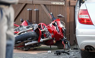 Die Suzuki des 56-Jährigen aus Rheda-Wiedenbrück wurde bei der Kollision erheblich beschädigt. - Paul Brinkmann