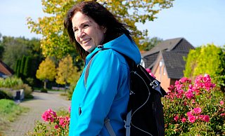 Gabriele Voigt-Papke aus Hüllhorst hat den Rücksack gepackt und macht sich auf den Weg, um neue Rundwanderwege für ihre Leser zu erkunden. - Heike von Schulz