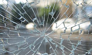 Der Unbekannte war mit den Steinen auf die Scheibe des Busses.  - Pixabay