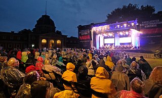 Die "Festival Philharmonie Westfalen" spielt im Kurpark anläßlich des 175. Namenstages der Stadt Bad Oeynhausen. - Thorsten Gödecker