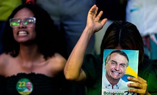 Anhängerinnen von Bolsonaro beten vor der Wahl für ihren Kandidaten, geholfen hat das jedoch nichts. Bolsonaro verlor das Rennen knapp. - Eraldo Peres/AP/dpa