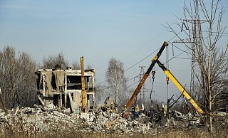 Nach einem ukrainischen Raketeneinschlag in der russisch besetzten Stadt Makijiwka räumen Arbeiter die Trümmer weg. Moskau spricht von 89 Toten. - Uncredited/AP/dpa