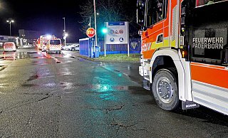 Einsatzfahrzeuge der Paderborner Feuerwehr stehen im Eingangsbereich des Benteler-Tores 2 an der Marienloher Straße in Bereitschaft, während die Einsatzstelle im Innereren des Werkes erkundet wird. - Ralph Meyer