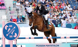 Fünfkämpfer Fabian Liebig zeigt einen fehlerlosen Ritt im Halbfinale. - Rolf Vennenbernd/dpa