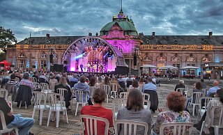 Zum Abschluss der Show wird nicht nur die Bühne, sondern auch das Kaiserpalais beleuchtet. - Heidi Froreich