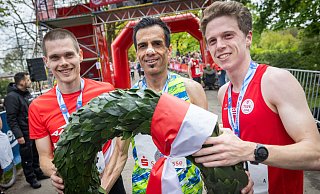 Rekordgewinner Elias Sansar (M.) hatte beim Hermannslauf 2024 um 20 Sekunden die Nase vorn vor Erik Peters vom LC Paderborn (l.). Als Dritter lief Florian Bochert vom TSVE Bielefeld aufs Treppchen. Mal sehen, wie am Sonntag die Reihenfolge des Zieleinlaufs aussehen wird. - Sarah Jonek