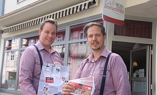 Stefan Marx (l.) und Simon Hillebrand vom Café und Zimmertheater freuen sich, ihren Betrieb wieder aufnehmen zu können. - Burkhard Battran