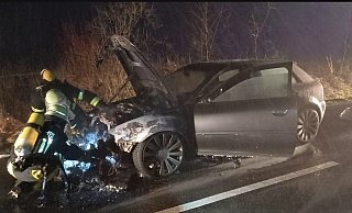 Die Feuerwehr löschte den Fahrzeugbrand in der Nacht zu Samstag. - Feuerwehr Höxter