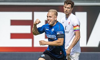 SCP-Joker Kai Pröger dreht nach seinem Treffer zum 2:1 jubelnd ab und streckt die Zunge heraus, um Sekundenbruchteile später mit einer akrobatischen Turneinlage sein erstes Saisontor zu feiern. - picture alliance/dpa