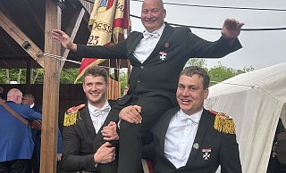 Oberst Dominik Diekmann und Fahnenoffizier Florian Diekmann lassen Dennis Schobert, den neue Schützenregenten in Willebadessen, hochleben. - Uwe Cebul