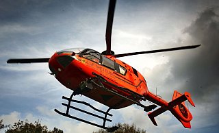 Wegen der Schwere der Verletzungen rückte auch der Rettungshubschrauber Christoph 13 an. - Symbolfoto/ Sarah Jonek
