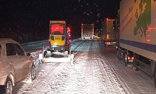 Lkws und Autos stehen auf der Autobahn 2 im Stau. - picture alliance/dpa/TV7News