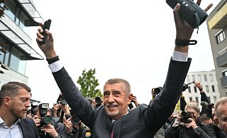 Der Vorsitzende der Oppositionsbewegung ANO, Andrej Babis, reagiert nach der Bekanntgabe des Wahlergebnisses. - Øíhová Michaela/CTK/dpa
