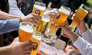 Ein Bild aus besseren Zeiten: Volle Biergärten mit vollen Gläsern sind die Wunschvorstellung der Gastwirtschaft für diesen Sommer. - picture alliance/dpa