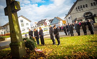 Legten Kränze am Mahnmal für den Frieden in Jöllenbeck ab: Bielefelds Sozialdezernent Ingo Nürnberger (v. l., SPD), die Bielefelder Bundestagsabgeordnete und SPD-Vorsitzende Wiebke Esdar, die Detmolder Regierungspräsidentin Anna Bölling (CDU), Oberstleutnant d. R. Andreas Voss und der Jöllenbecker Bezirksbürgermeister Mike Bartels. - Mueller