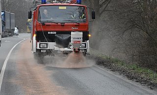 Mit Bindemitteln versucht die Feuerwehr ausgelaufene Betriebsmittel zu sichern. - Symbolfoto: Andreas Eickhoff