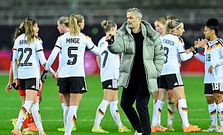 Hoffen auf den Zuschlag der EM 2029: Bundestrainer Wück und die deutschen Fußballerinnen. - Uwe Anspach/dpa