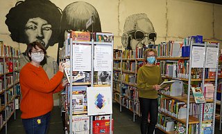 Angela Deppe (l.) und Verena Meißner bei den letzten Vorbereitungen für die Eröffnung der Bibliothek in den Räumen des ehemaligen Steakhauses am kommenden Montag. - Systemadministrator