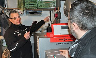 Schornsteinfeger und Energieeffizienz-Experte Daniel Heckelmann sieht sich die Heizung im Elternhaus von Damian Bury an. - Anastasia von Fugler