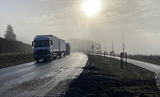 Vorne, auf der Grenze zwischen Acker und Straße, sind noch letzte Spuren des Unfalls auf der B611 zu sehen. - Dirk Windmöller