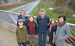 Michel (von links), Kathrin Oetting-Damme, Emil, Rudi Damme, Milla und Kathleen Damme beklagen den Lärm der A33. - Ekkehard Hufendiek