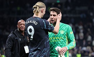 Stefan Ortega (r) wird Medienberichten zufolge zur Nationalmannschaft eingeladen. - David Klein/CSM via ZUMA Press Wire/dpa