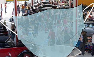 Der Kinderflohmarkt im Autohaus Peitzmeyer hat in den letzten Jahren stets für Gedränge gesorgt. Jetzt müssen die Veranstalter für Sicherheitsabstand sorgen. - Peter Steinert/Montage Eisele
