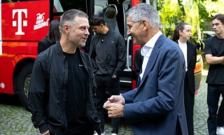 Bayern-Präsident Herbert Hainer (r.): Wer wird Nachfolger von Trainer Alexander Straus? - Sven Hoppe/dpa