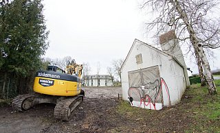 Dort, wo früher hinter dem alten Spritzenhaus noch wilde Brombeerpflanzen standen und Müll lag, war der Bagger bereits im Oktober vergangenen Jahres aktiv. - Andreas Sundermeier