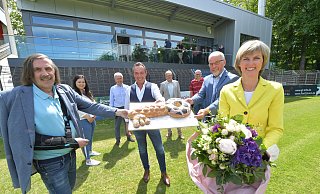 Schlüsselübergabe: Architektin Birgit Melisch (von rechts) hat für Heiner Kollmeyer, Thomas Hagedorn und Bürgermeister Norbert Morkes gebacken. - Jens Dünhölter