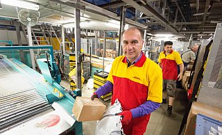 Eintritt in ein neues Leben: Ahmet Maria, Rechtsanwalt aus Syrien, ist jetzt anerkannter Flüchtling. Er hat über ein Praktikum eine Arbeitsstelle beim Postfrachtzentrum Bielefeld gefunden. - Oliver Krato