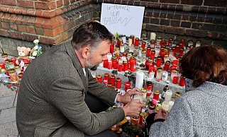 Jens-Peter Schulz, Pastor der Ev.-Luth. Pfarrgemeinde Güstrow, ist es ein Trost, dass die Menschen in Güstrow mit ihrer Trauer und Anteilnahme zusammenkommen. - Bernd Wüstneck/dpa