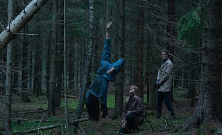 Naia Thulin (Danica Curcic) und Mark Hess (Mikkel Boe Følsgaard) finden eine weitere Leiche im Wald. - Tine Harden/Netflix