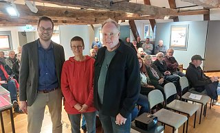 Großes Interesse: Museumsleiter Alexander Schwerdtfeger-Klaus (v. l.), Julia Hallenkamp-Lumpe und Sven Spiong von der Bielefelder Außenstelle der LWL-Archäologie. - Dieter Scholz
