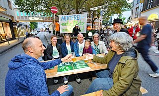 Happening mit Gerstensaft: Auch die grüne Ratsfrau Romy Mamerow (2.v.l) gehört zur "Parents for Future"-Bewegung. Die Eltern fordern "Mehr Platz zum Leben". - Barbara Franke