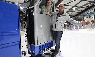 Marina Hagelganz von den Stadtwerken und Rainer Baumeier vom Team der Eismeister freuen sich auf die neue Saison in der Eishalle. - Björn Kenter