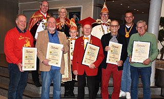 Wilfried Reker (vorne v.l.), Herbert Brockmann, Norbert Goer, Gerhard Kessler und Rudolf Fraune erhalten 55 Jahre nach ihrem Vereinseintritt die Ernennung zu Ehrenmitgliedern. Es gratulieren (hinten v.l.) das Kranzkönigspaar Manfred und Sandra Kampmeier, Kinderprinz Bastian Fortmeier, Prinz Gregor Hüllmann und das neugewählte Elferratsmitglied Steffen Kückmann. - Eintracht/Klaus Gosny Wilfried Reker (vorne v.l.), Herbert Brockmann, Norbert Goer, Gerhard Kessler und Rudolf Fraune erhalten 55 Jahre nach ihrem Vereinseintritt die Ernennung zu Ehrenmitgliedern. Es gratulieren (hinten v.l.) das Kranzkönigspaar Manfred und Sandra Kampmeier, Kinderprinz Bastian Fortmeier, Prinz Gregor Hüllmann und das neugewählte Elferratsmitglied Steffen Kückmann. - Eintracht/Klaus Gosny