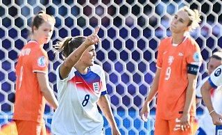 Bayerns Georgia Stanway erzielte das 2:0 für England. - Sebastian Christoph Gollnow/dpa