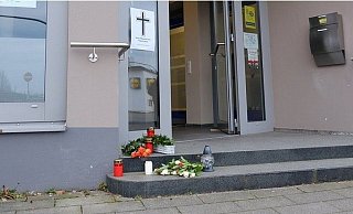 Als Ausdruck ihrer Trauer legten Einwohner am Tatort an der Mindener Straße Blumen nieder und stellten Kerzen auf. - Heike von Schulz