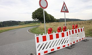 Die Baustelle zur Verbreiterung der K 24 nach Herlinghausen ist ab der B 7 gesperrt. Viele Verkehrsteilnehmer nutzen wegen der ausbleibenden Bautätigkeit die alte Route. - Hermann Ludwig