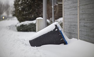Mülleimer liegen im Schnee. Wegen des Schnee-Chaos in der Stadt holt die Müllabfuhr Abfälle voraussichtlich eine Woche lang nicht ab. - Symbolfoto/ picture alliance