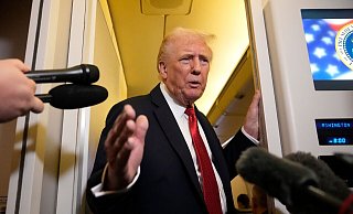 US-Präsident Donald Trump spricht sich für ein Einfrieren des Frontverlaufs aus. - Mark Schiefelbein/AP/dpa